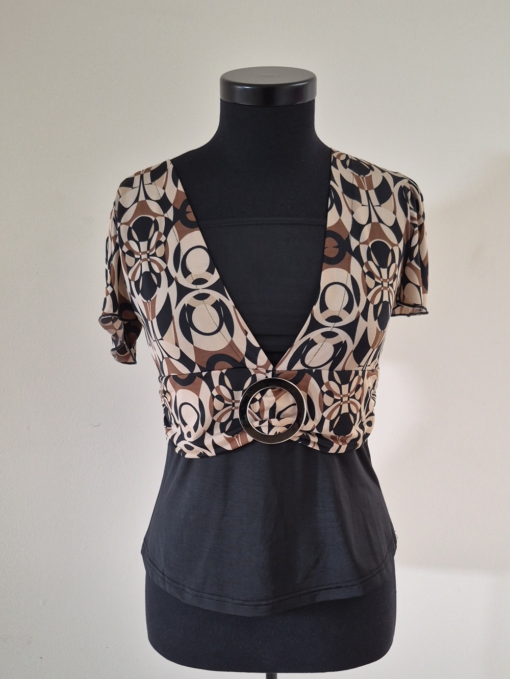 Geometric V-Neck Cinched Short Sleeve Top in Brown and Black